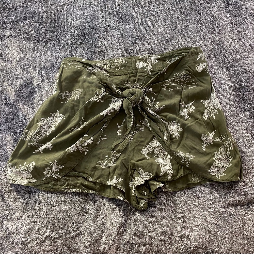 Abercrombie & Fitch Tie Front Wrap Shorts size L
